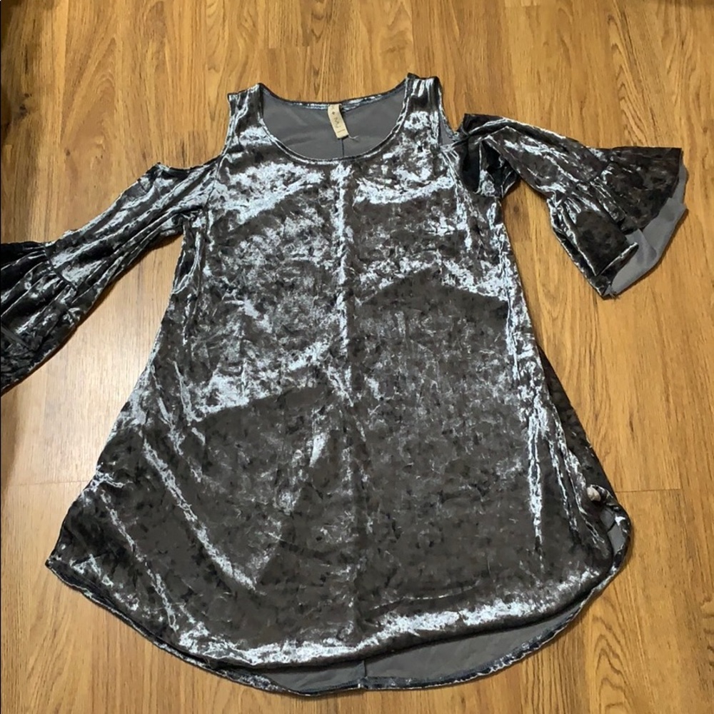 Cold shoulder top with pockets